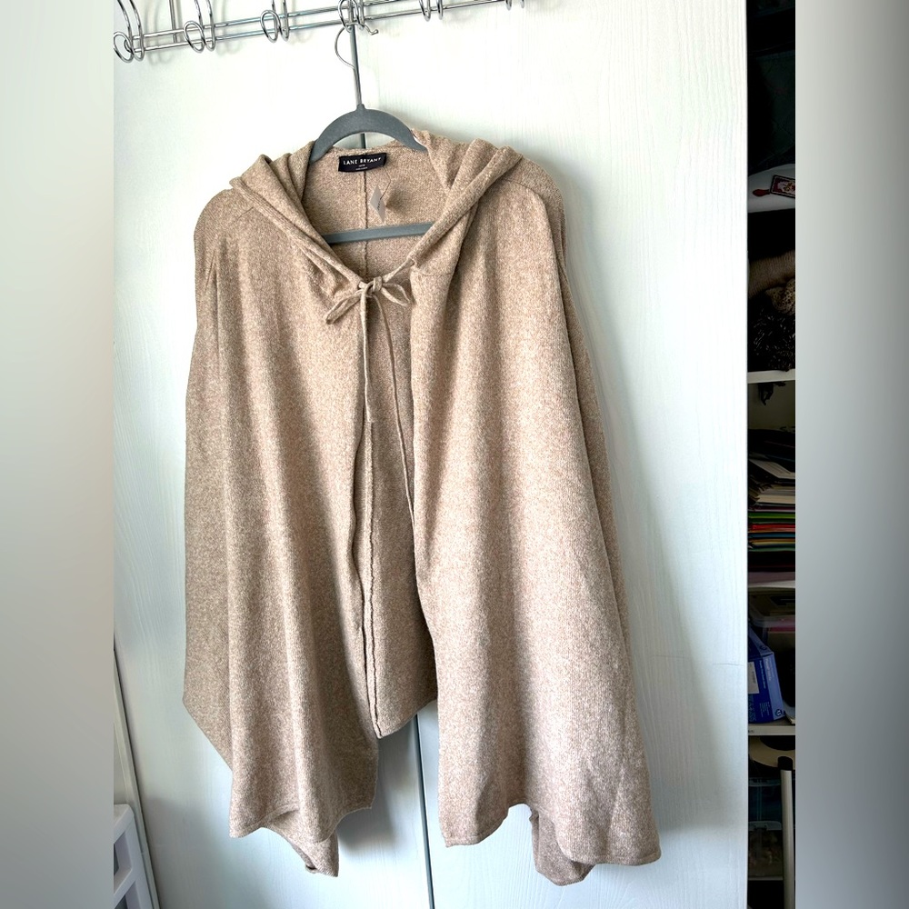 Beige/tan knitted sweater cape. Ladies very soft. Excellent condition